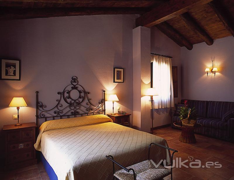 Una calida habitacion con las vigas de madera