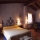 Una calida habitacion con las vigas de madera