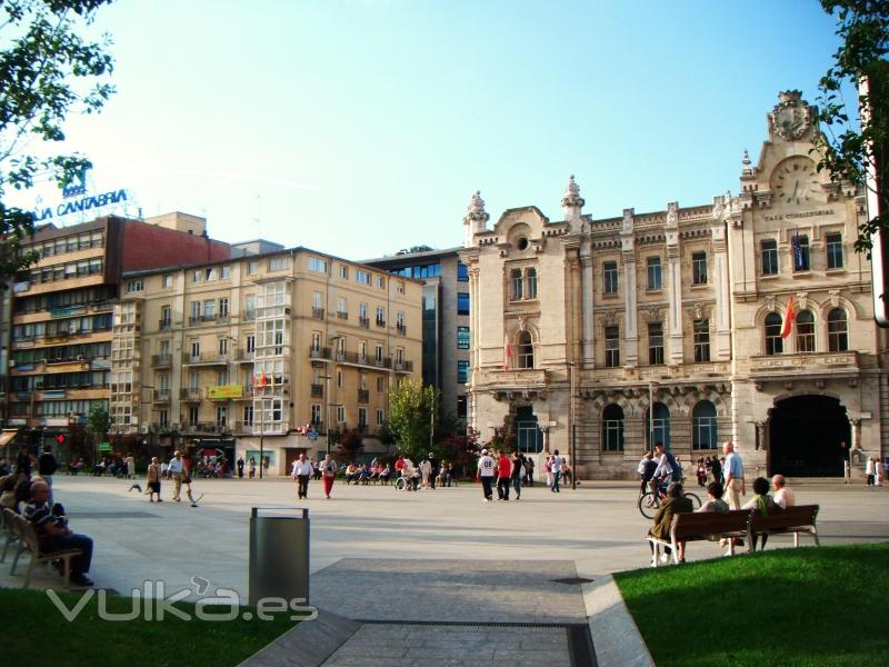 Nuestro Centro est en el edificio de Caja Cantabria, junto al Ayuntamiento. 