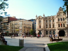 Nuestro centro esta en el edificio de caja cantabria, junto al ayuntamiento
