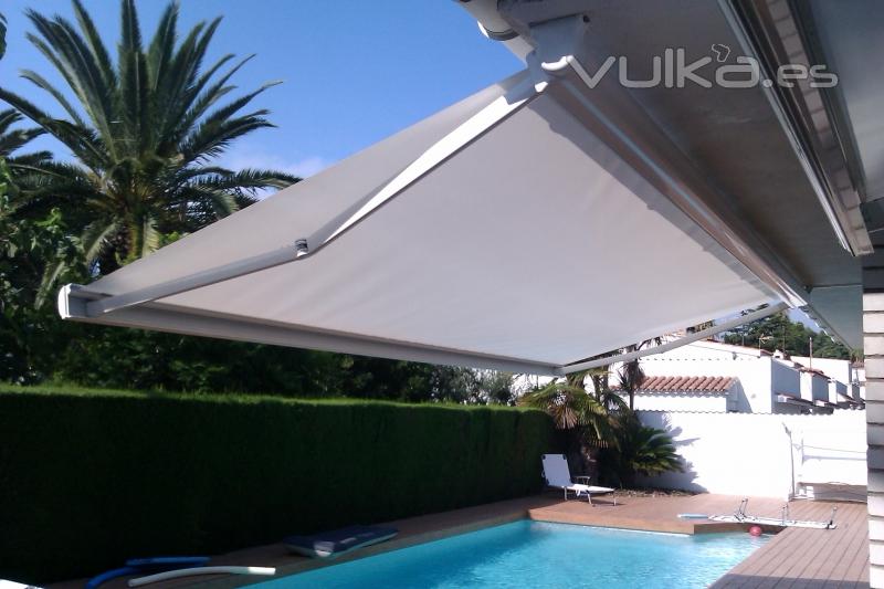 Toldo con COFRE motorizado y lona SUNWORKER