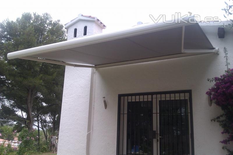 Toldo con COFRE manual