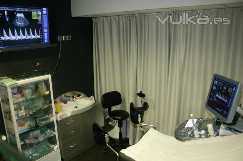 Sala de ecografas con pantalla panormica para que la paciente pueda seguir la exploracin