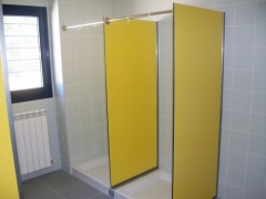 Separadores de ducha fabricados en compacto fenlico