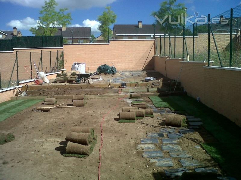 Trabajos de jardineria en Arroyomolinos. Suministro y colocacin de tepe, semillado.