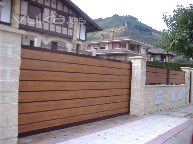 Cerramiento en aluminio soldado y lacado al horno, en imitación madera .