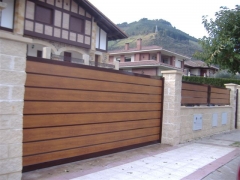 Cerramiento en aluminio soldado y lacado al horno, en imitación madera .