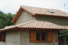 Casa con techo de madera
