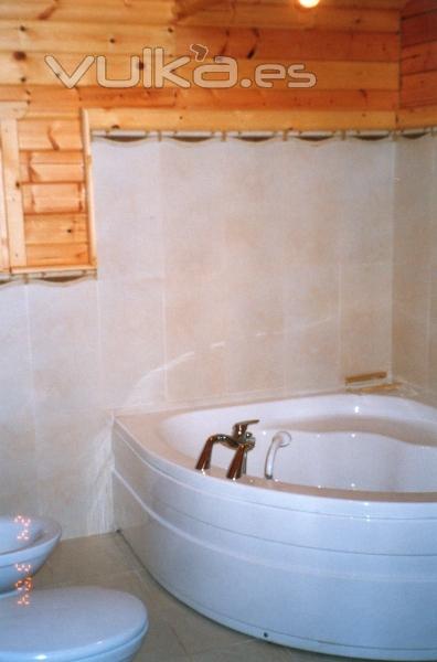 aseo con bañera casa de madera