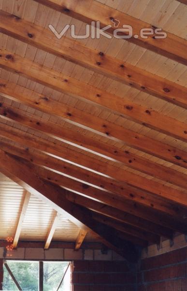 techo de madera casa de obra
