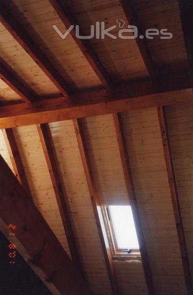 techo de madera con ventanas en casa de obra