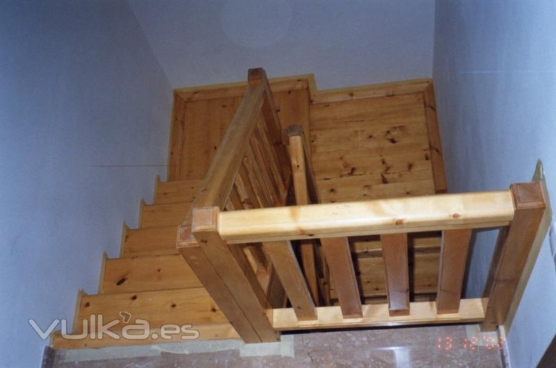 escalera de madera en un atico