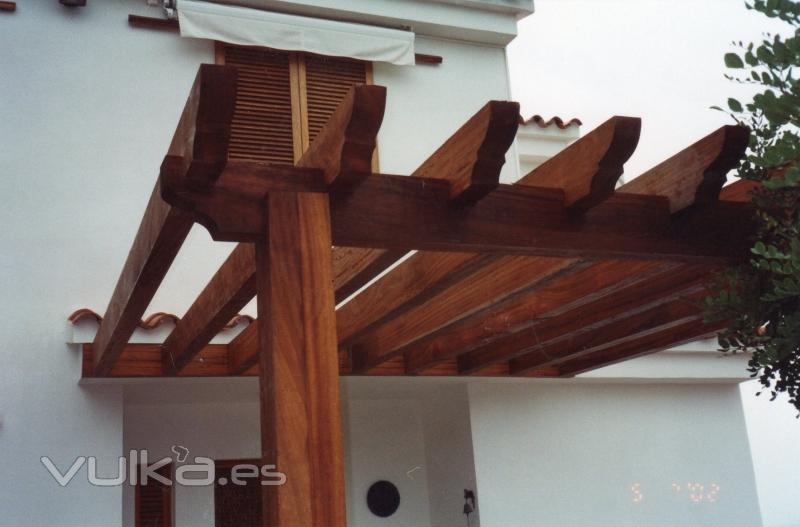 pergola de iroco descubierta