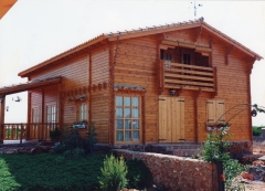 Casa de madera dos plantas
