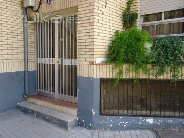 Puerta Acceso Edificio PENSIN AISA