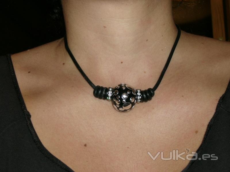 COLLAR DE CUERO CON BRILLANTES