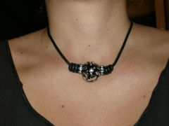 Collar de cuero con brillantes