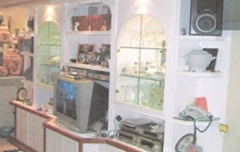 Mueble de escayola con puertas de madera y cristal e iluminacion interior