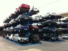 Estanterias con vehiculos almacenados en la campa de recepcion