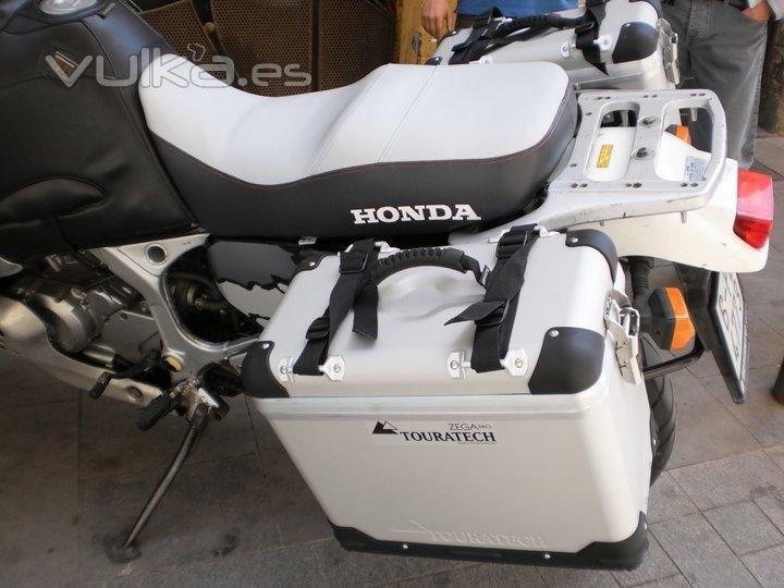 Asiento de Honda Africa Twin. Modificado de espumas, letras serigrafiadas y gel en zona piloto y pa 