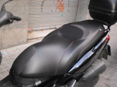 Asiento de mega scooter xmax tapizado con costura en hilo rojo