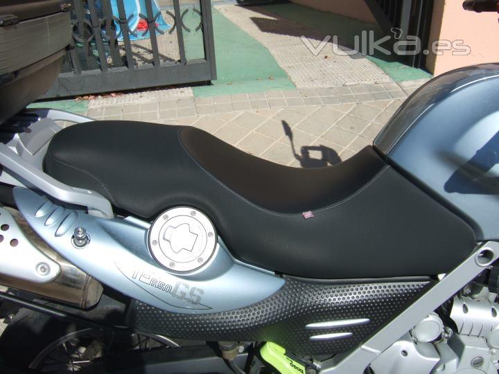 Asiento de BMW ensanchado para mayor comodidad del propietario de la moto. También le instalamos gel