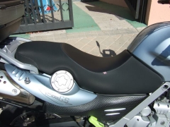 Asiento de bmw ensanchado para mayor comodidad del propietario de la moto tambien le instalamos gel