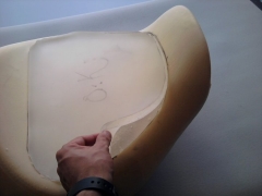 Instalando una plancha de gel en la espuma de un asiento de moto el gel va incrustado en el asiento