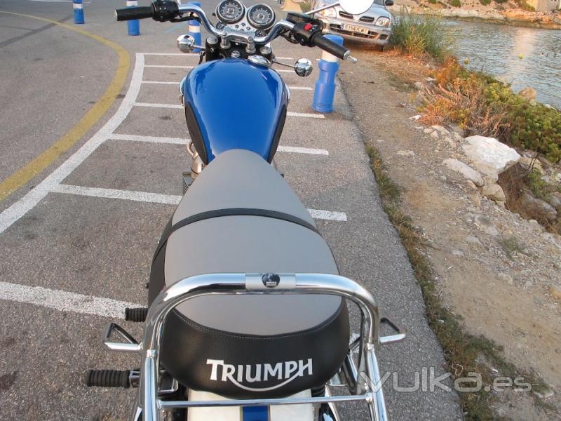 Asiento de Triumph Bonneville tapizado y con logo en color plata