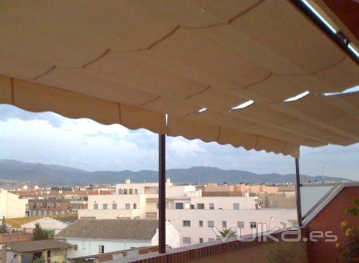 Toldo de guías con estructura lacado marrón.