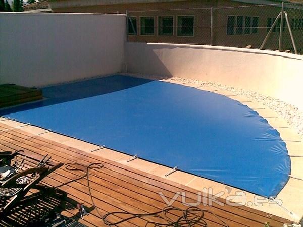 Tapa de piscina con forma.