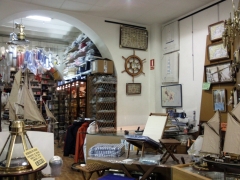 Esta es la parte trasera de la tienda, donde vemos algunos articulos nauticos