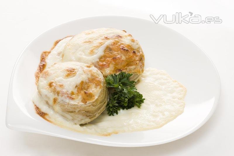 Alcachofas rellena de vieiras con salsa bechamel. Calentar 2 min.