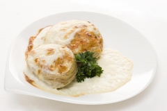 Alcachofas rellena de vieiras con salsa bechamel. Calentar 2 min.