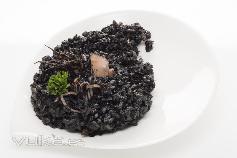 Arroz negro con chipirones. Calentar 2 min.