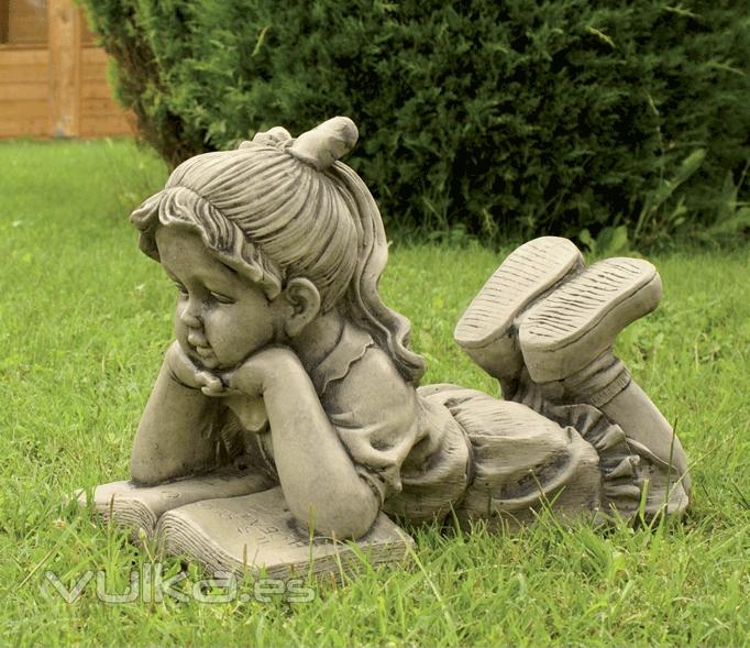 FIGURAS DE JARDIN NIA LEYENDO 36X50cm. 63EUR