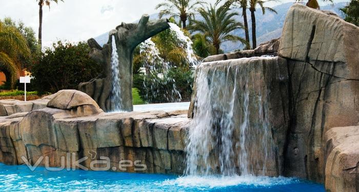 tematización cascada y árbol artificial para piscina