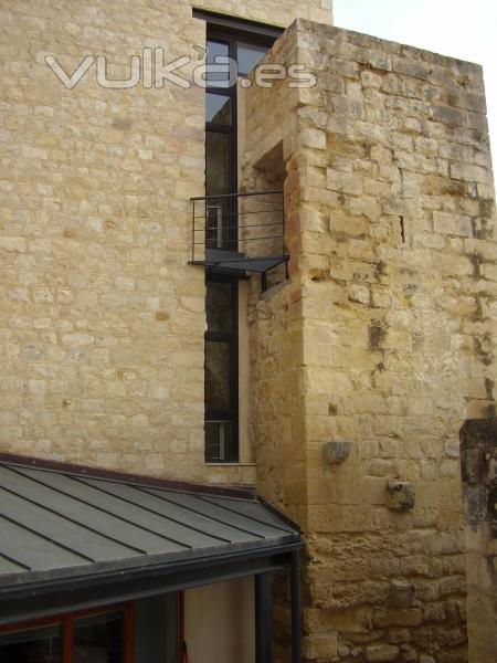 Tancaments metllic per finestres i  teulada a castell. Ms info a www.tancamida.cat.