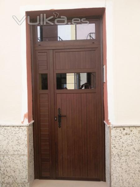 Puerta de Aluminio con duelas machiembradas en una comunidad de vecinos