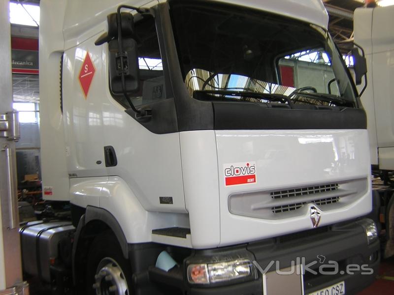 Flota de corto plazo: Una de nuestras tractoras Renault Premium