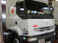 Flota de corto plazo: Una de nuestras tractoras Renault Premium
