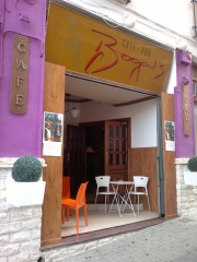 Revestimiento de madera en frente de Cafetería Bogart  - Linares