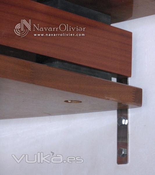 Escalera de diseño helicoidal en madera de iroko. Herrajes de sujesión en acero inoxidable.