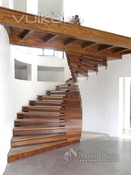 Escalera caracol en madera de iroko con silenciadores de neopreno