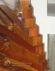 Escalera de madera singular en iroko