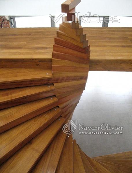 Escalera en madera de Iroko