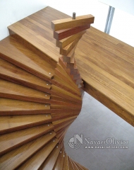 Escalera de diseo helicoidal en madera de iroko. herrajes de sujesin en acero inoxidable.