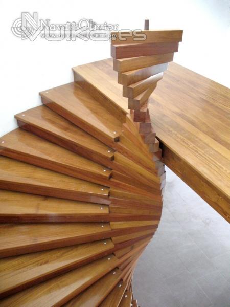 Escalera de diseo helicoidal en madera de iroko. 