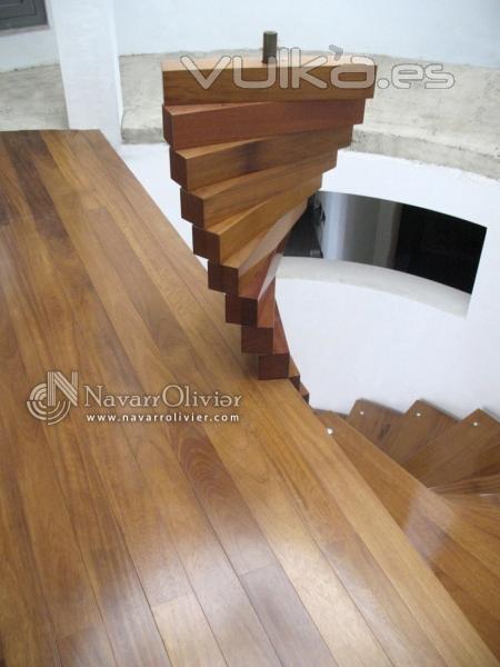 Escalera de diseo helicoidal en madera de iroko.