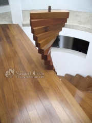 Escalera de diseno helicoidal en madera de iroko